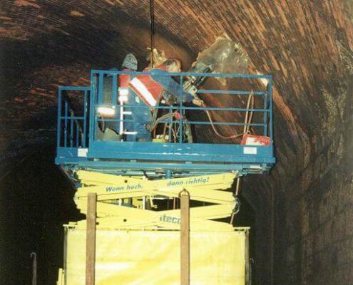 Entnahme von Prüfkernen für die Bauwerksuntersuchung aus altem Gewölbemauerwerk (Regerbrücke München - Tragfähigkeitsuntersuchung im Zuge der Erweiterung des Straßenbahnnetzes)