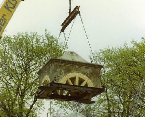 Absägen einer denkmalgeschützten Kuppel von den tragenden Säulen im Zuge von Restaurierungsarbeiten (Westfriedhof München)