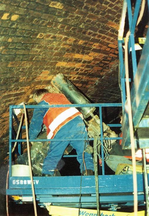 Entnahme von Prüfkernen für die Bauwerksuntersuchung aus altem Gewölbemauerwerk (Regerbrücke München - Tragfähigkeitsuntersuchung im Zuge der Erweiterung des Straßenbahnnetzes)