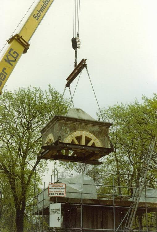 Absägen einer denkmalgeschützten Kuppel von den tragenden Säulen im Zuge von Restaurierungsarbeiten (Westfriedhof München)